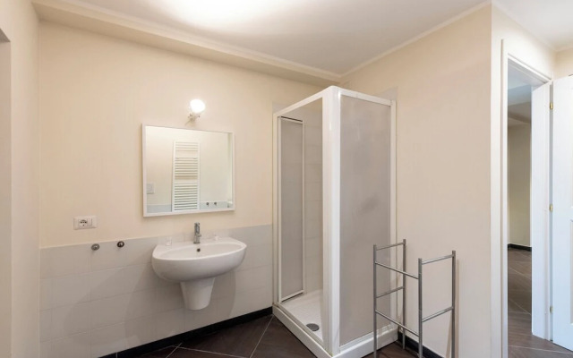 Beautiful Flat Next To Aquarium