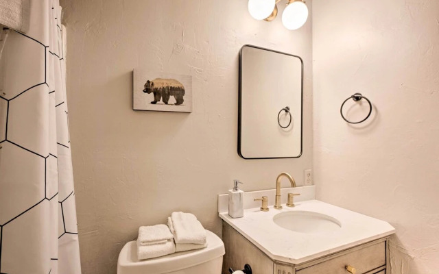 'enchanted Pines' Mountain Escape w/ Deck & Grill!