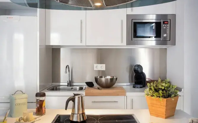 Cozy 1 BD Apartment in Perfect Location Albareda II
