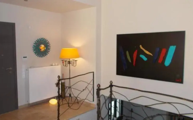 Skaloma Villas Art 2