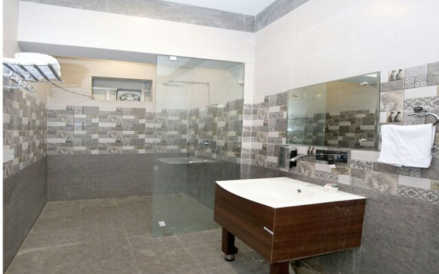OYO 13373 Hotel Royal star