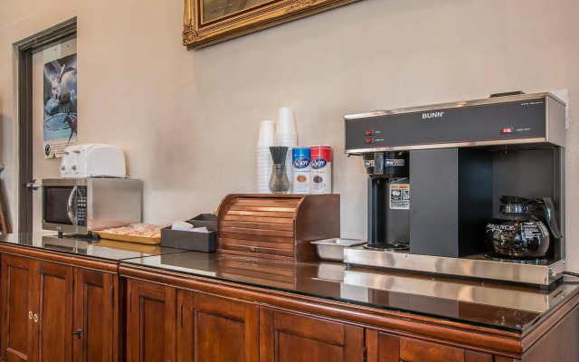 Palm Inn Hotel near Tyler Mall Riverside