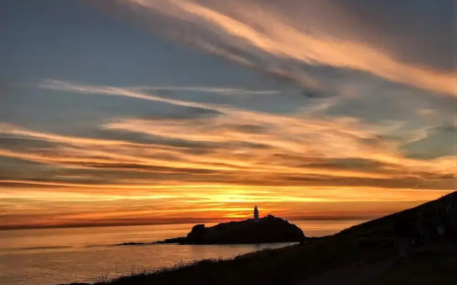 Secluded Meadow, Unique Shire Hut, Perfect Camping