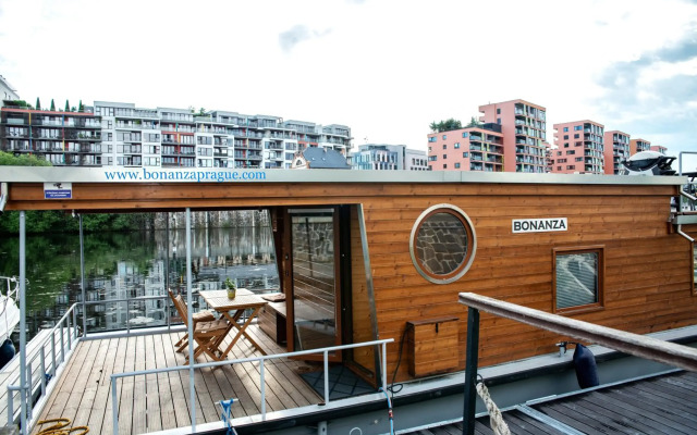 Houseboat Bonanza Prague