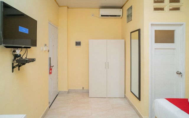 RedDoorz Plus Syariah near Pasar Turi