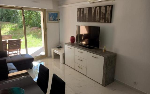 T3 A/C Côte d'Azur, Piscine, Plage à 350m, WIFI