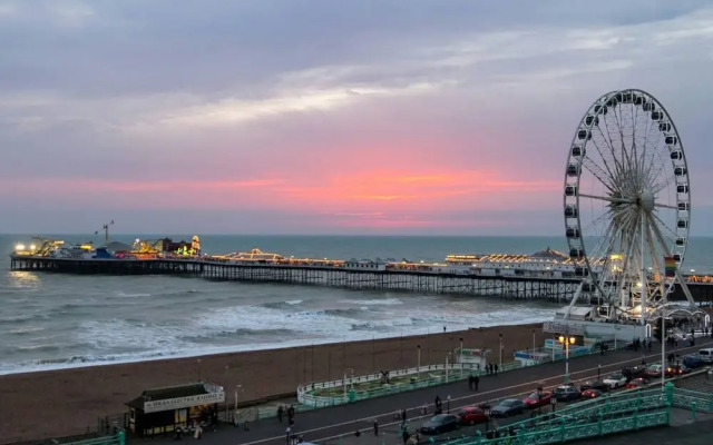 Seaview Regency Apartment With Private Parking