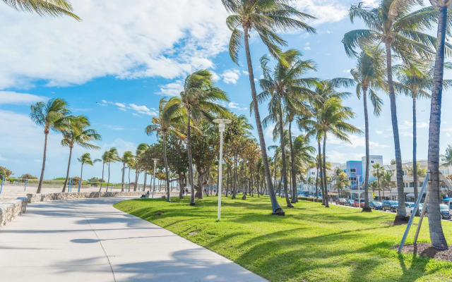 Baybreeze Apartments by Lowkl