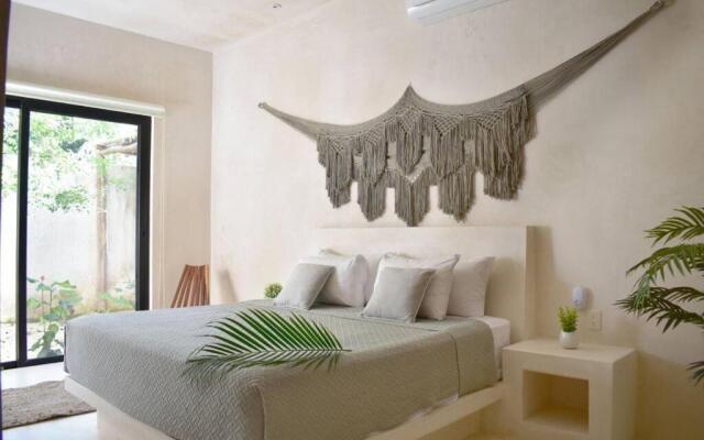 Chic-Modern Apt w/Pool, Garden, Parking & 3 Bikes