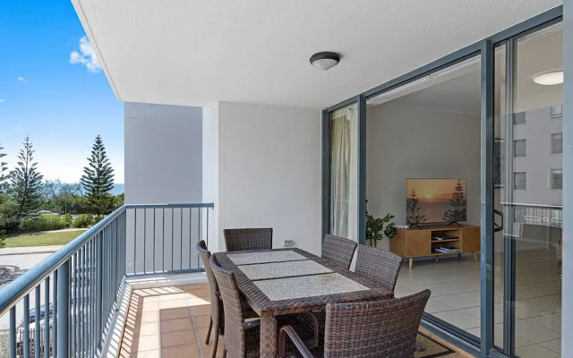 Beachside 2-bed With Pools, Gym, BBQ and Parking