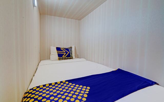 SPOT ON 92975 Aria Hostel Capsul Cihampelas