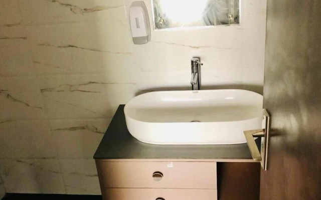 The Highland by OYO Rooms