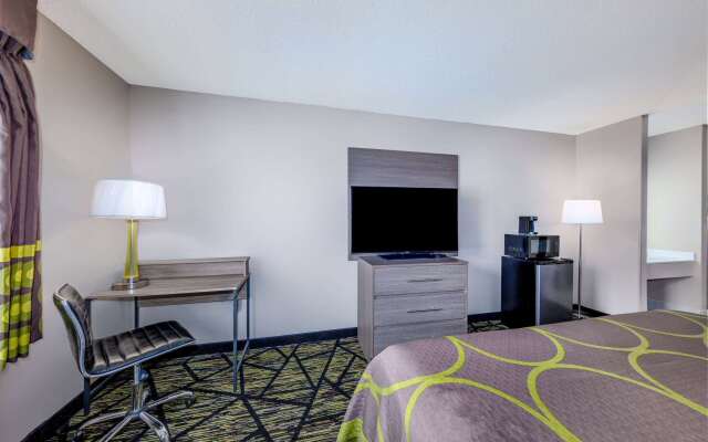 Super 8 by Wyndham Pratt