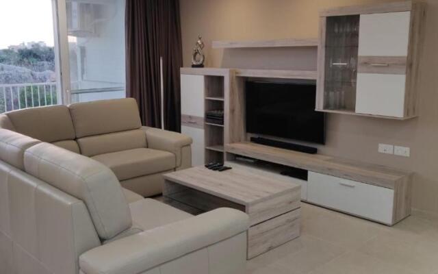 Wileg 4B Luxury Two Bedroom Apartment with Shared Swimming Pool.