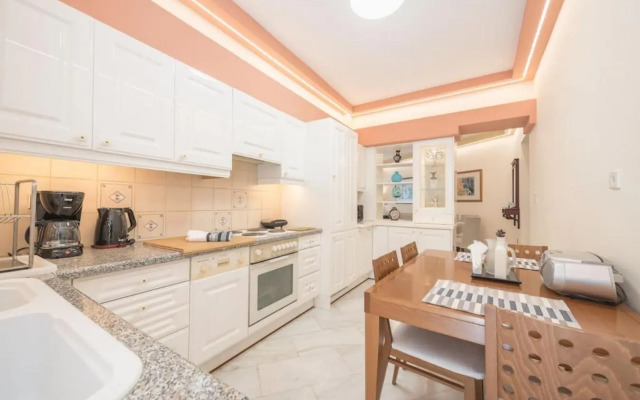 Central 3BR Apartment Next to Panormou Metro!