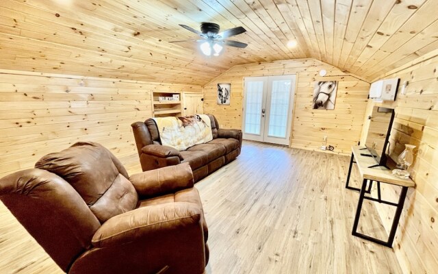 Double L Ranch 1 Bedroom Farmhouse by RedAwning