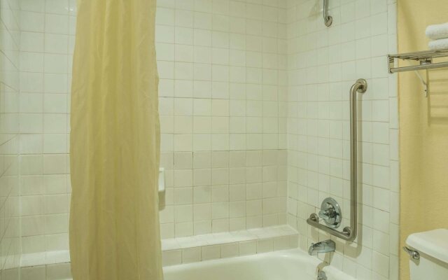 Super 8 by Wyndham San Marcos