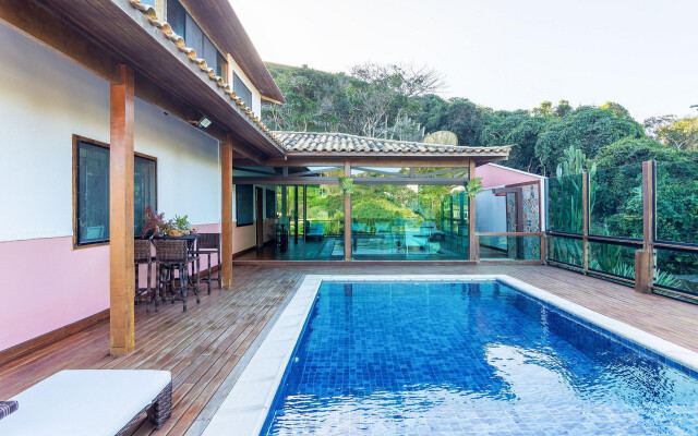 Casa de alto padrão a 400 metros da praia brava