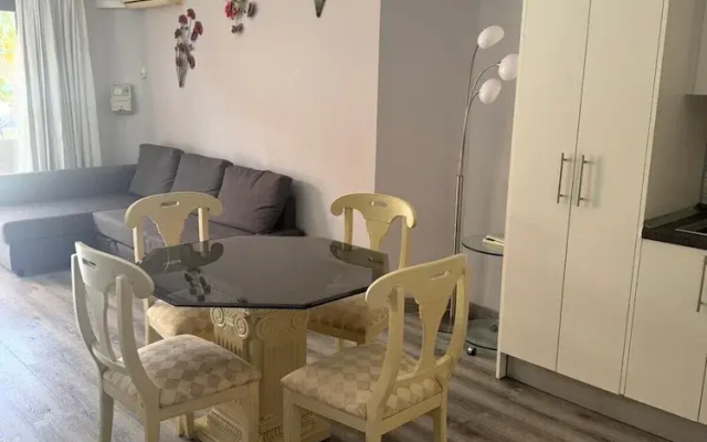 Las Americas 1-bed Apt, Sleeps 5, Pool, Parking