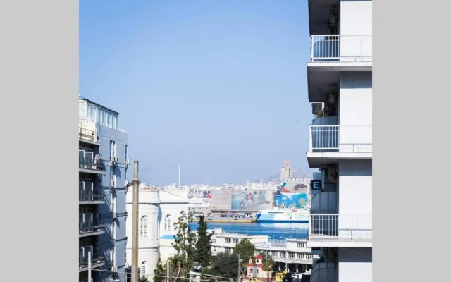 Neoclassical apartment with 3 bedrooms in Piraeus