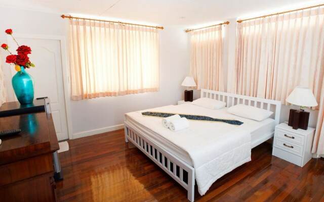 The Riviera Wongamat by Pattaya Holiday
