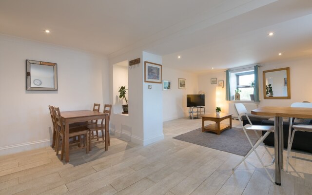 Ark Flats Apartment