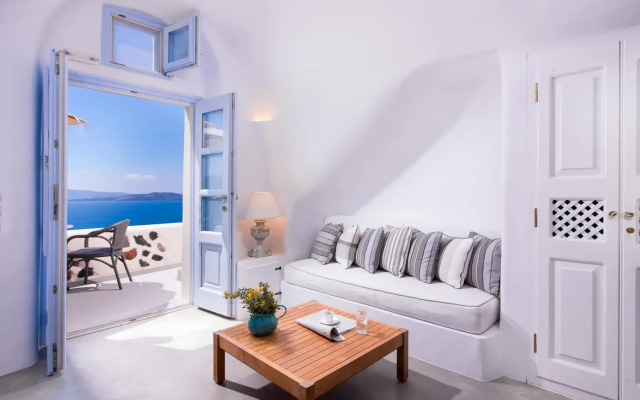 Pezoules of Oia