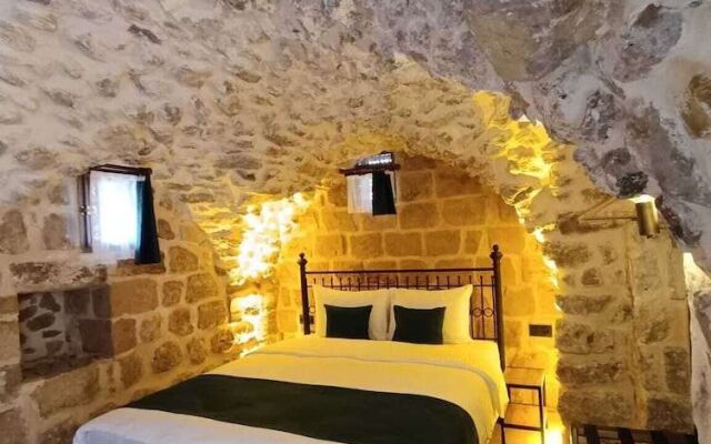 Tuğmaner Small House Ajar