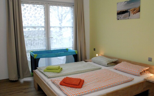 Beachside Apartment in Pepelow with Garden