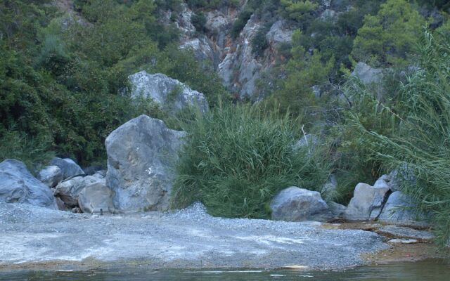 Sarikampos Beach