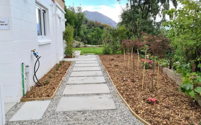 Kowhai Studio -private opposite golf course in central Wanaka