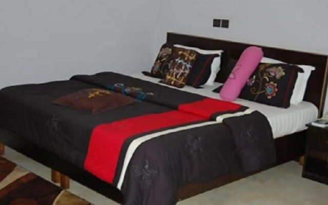 Nue-Crest Hotels And Suites