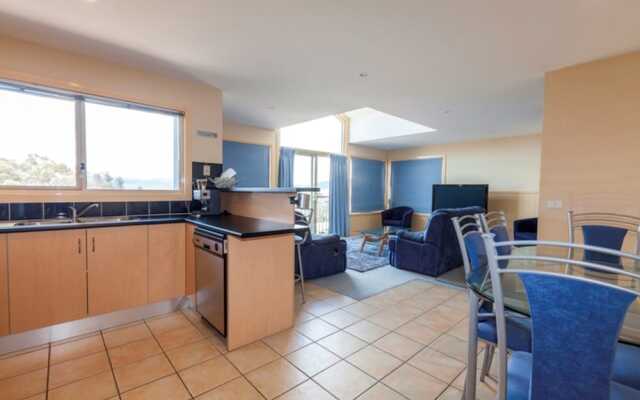 Torino 3 - Lake Jindabyne & Snowy Mountain Views