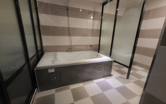 GoldenRoot Hotel in Gimhae