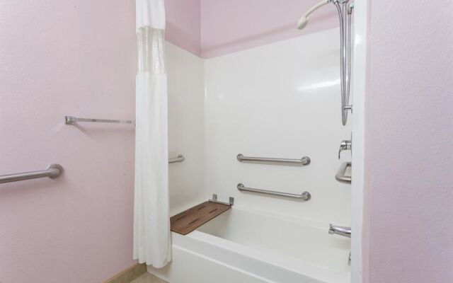 Howard Johnson Express Inn/Airport