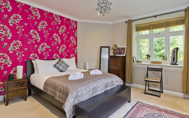 Delightful Apartment in Prime Location Near Hampstead Heath by Underthedoormat