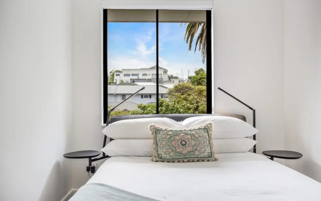 North-east Facing Modern 2-bed Apartment – Guest Rooms – Sydney