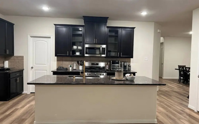 Balmoral Lakeside 5br 4ba House