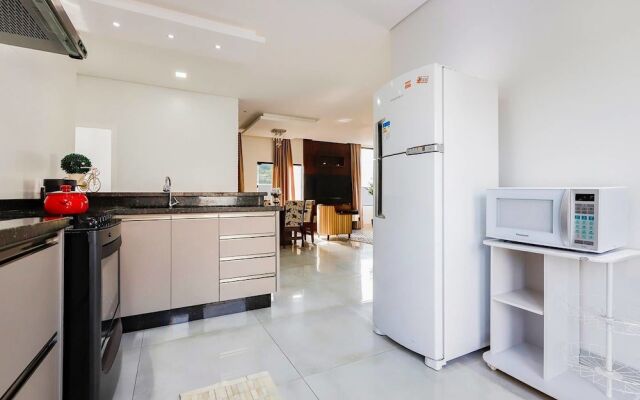 Casa Moderna em Condomínio de Canasvierias