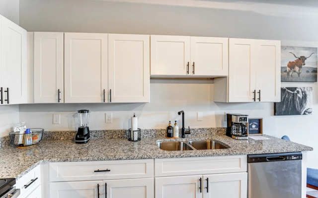 Modern Nashville Condo: 5 Mi to Downtown!