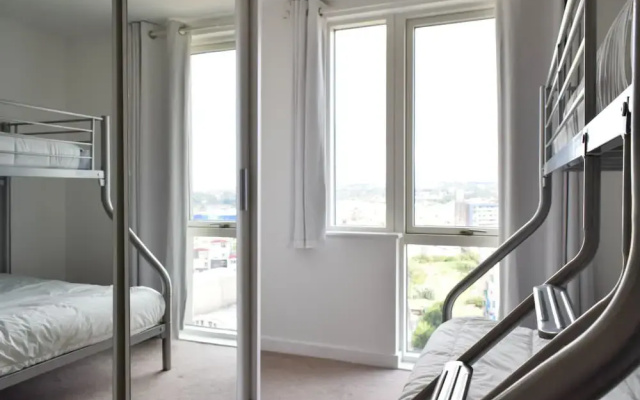 2 Bedroom Riverside Flat in Greenwich With Large Balcony