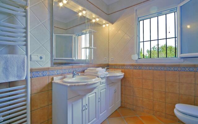 Villa - 4 Bedrooms with Pool, WiFi and Sea views - 104970