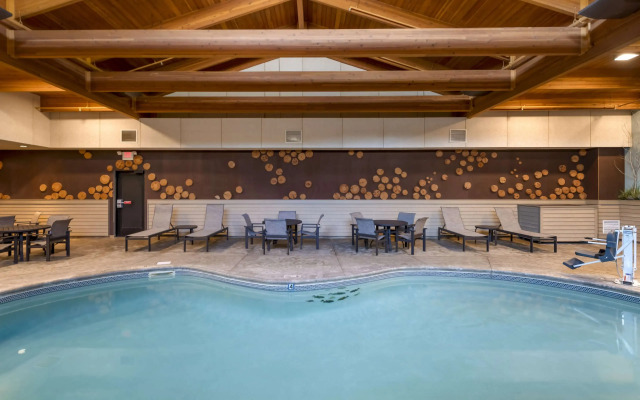 Best Western Premier The Lodge on Lake Detroit