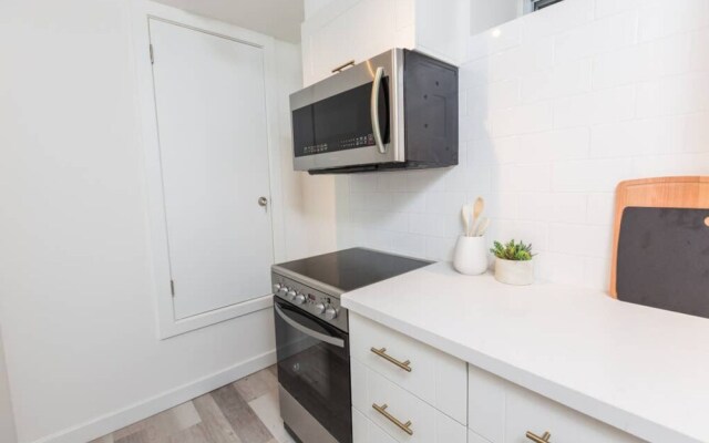 1 Bedroom Trendy Condo in Trinity Bellwoods