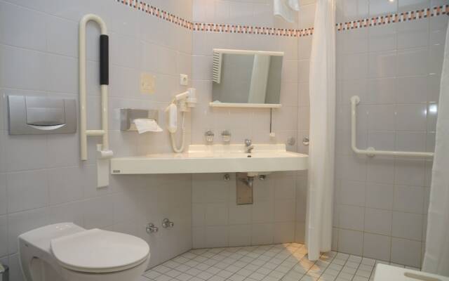 Warias Hotel & Restaurant