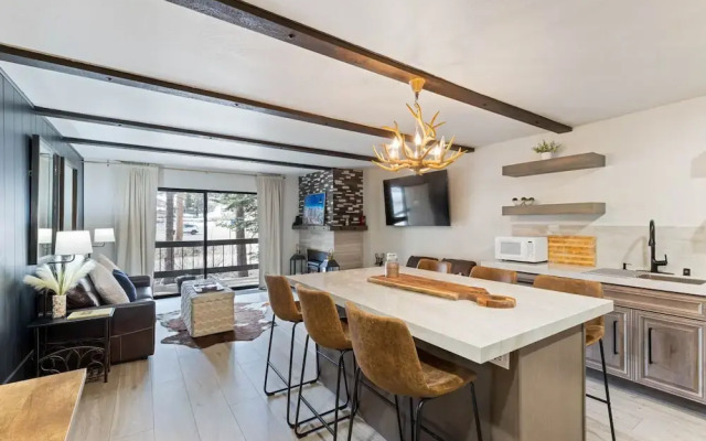 Luxurious 2 Bedroom Base Camp Condo - Steps From Kirkwood Village 2 Condo by Redawning - фото 4