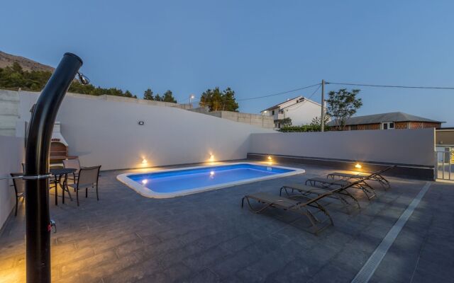 House With Private Pool M&M