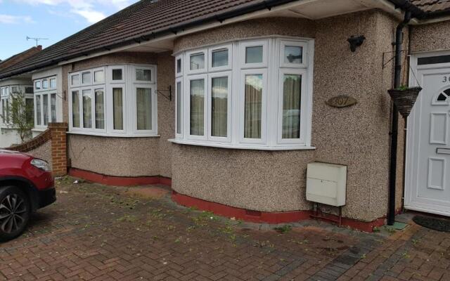 Spacious Bungalow in Romford with parking