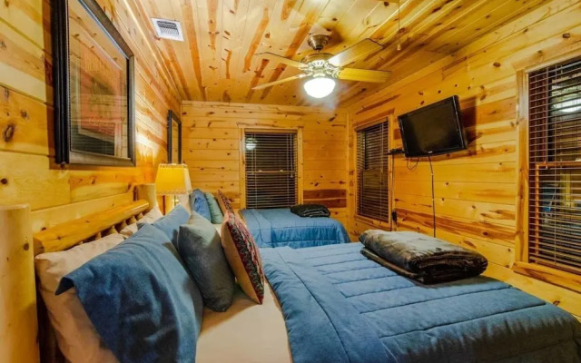 Crooked Pine Cabin With Swing and Hot Tub on the Deck by Redawning