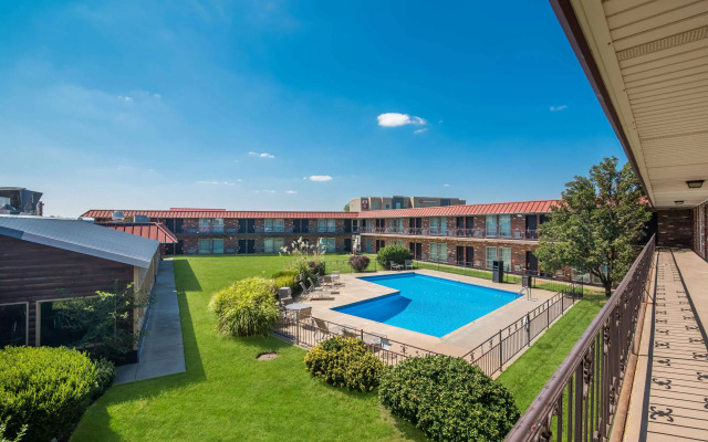 Rodeway Inn McPherson East